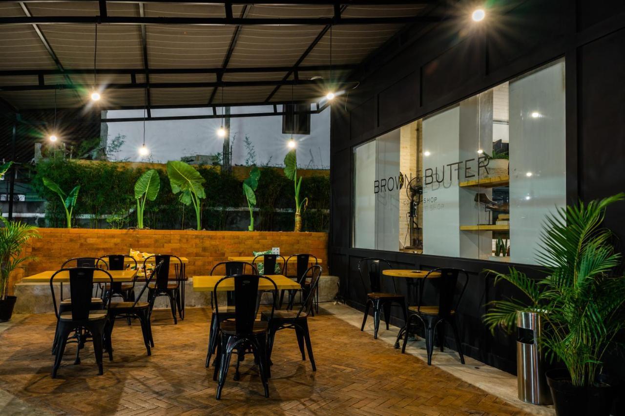 Berry Biz Hotel Sunset Road Семиньяк Экстерьер фото
